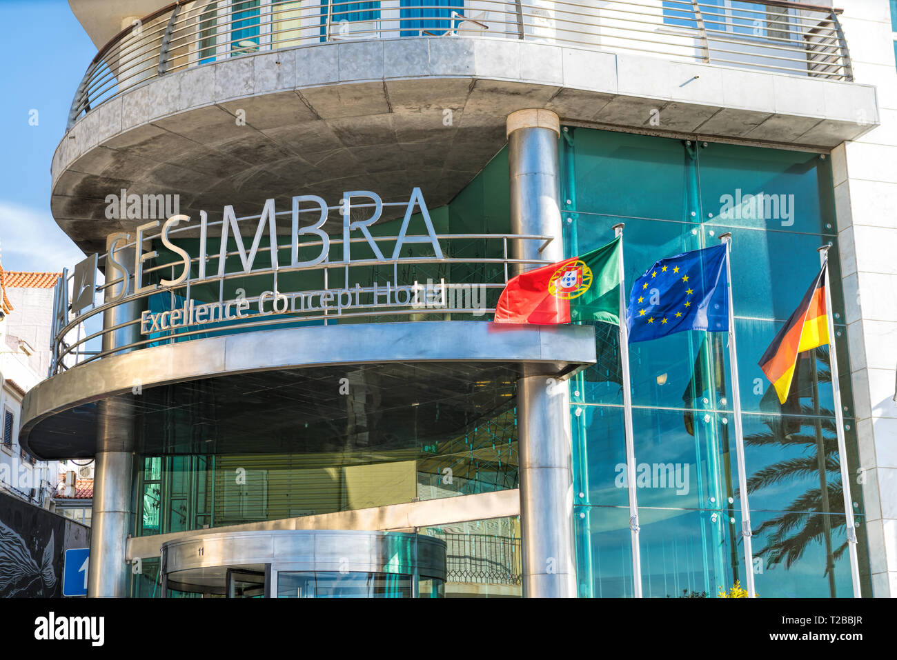 Un edificio moderno nel centro di Sesimbra, Portogallo. Foto Stock