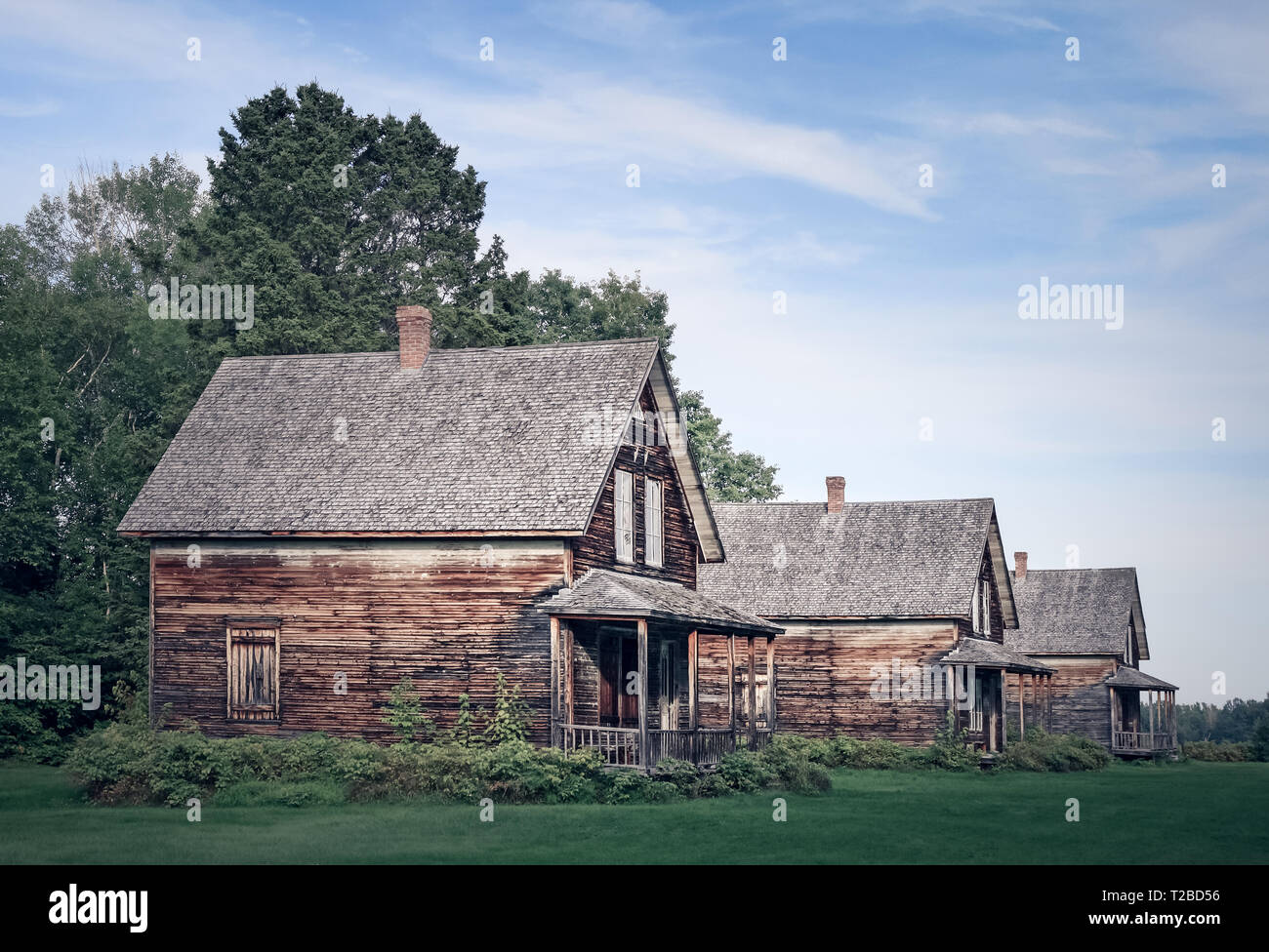 Villaggio abbandonato di legno di case di campagna da tempi antichi. Foto Stock