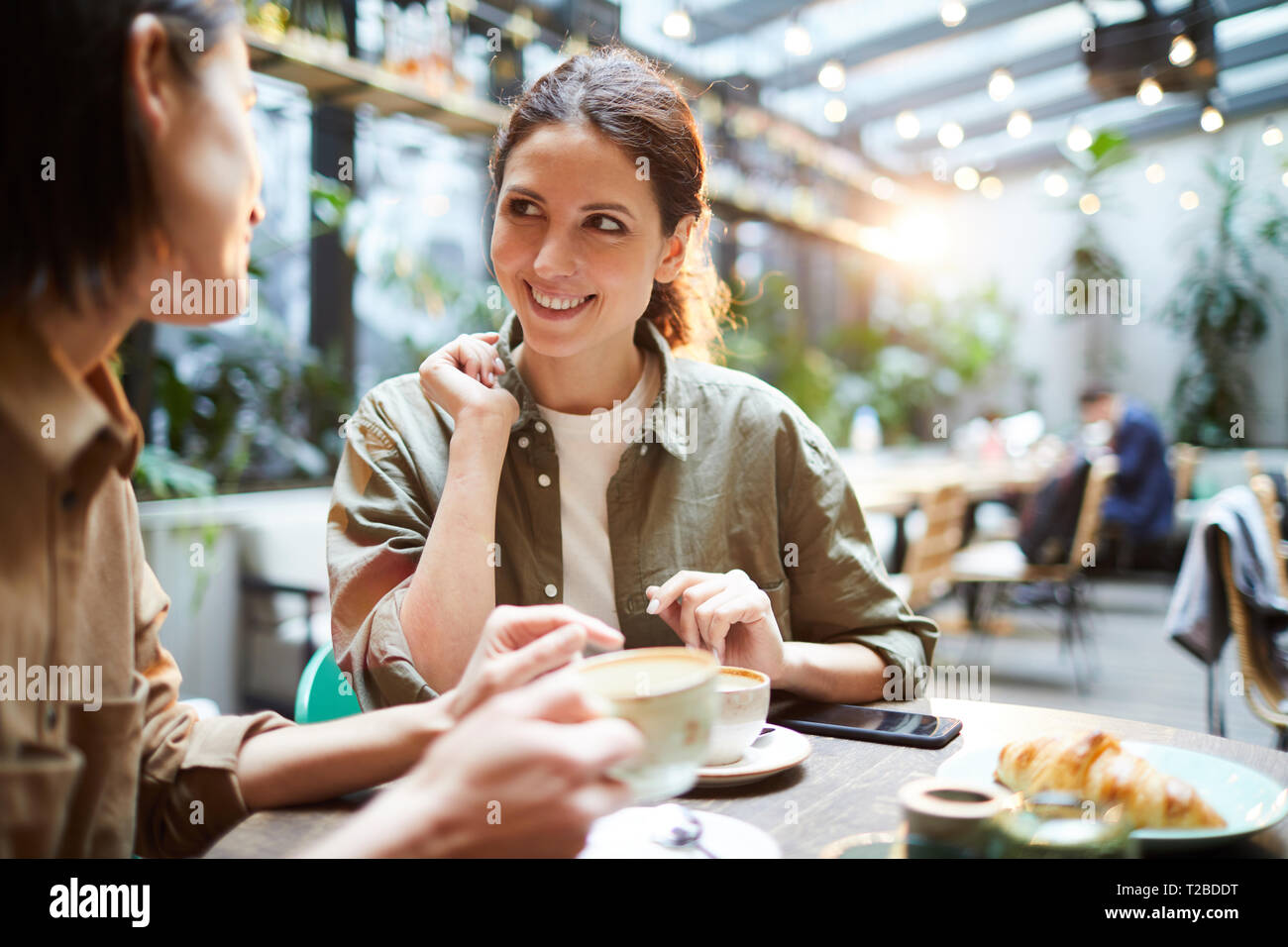 Le donne positive per discutere le ultime novità in cafe Foto Stock