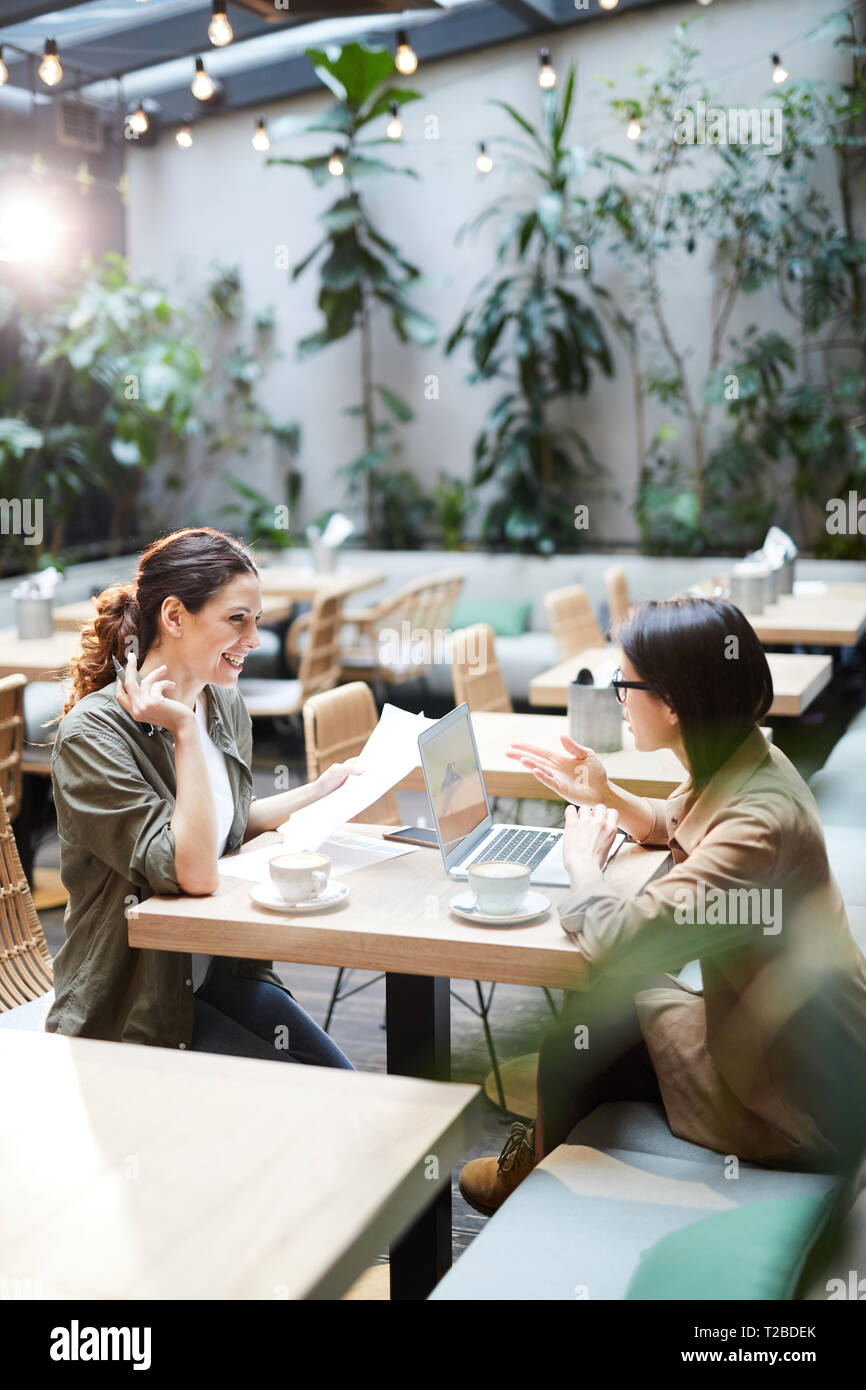 Donne positivo analizzare report in cafe Foto Stock