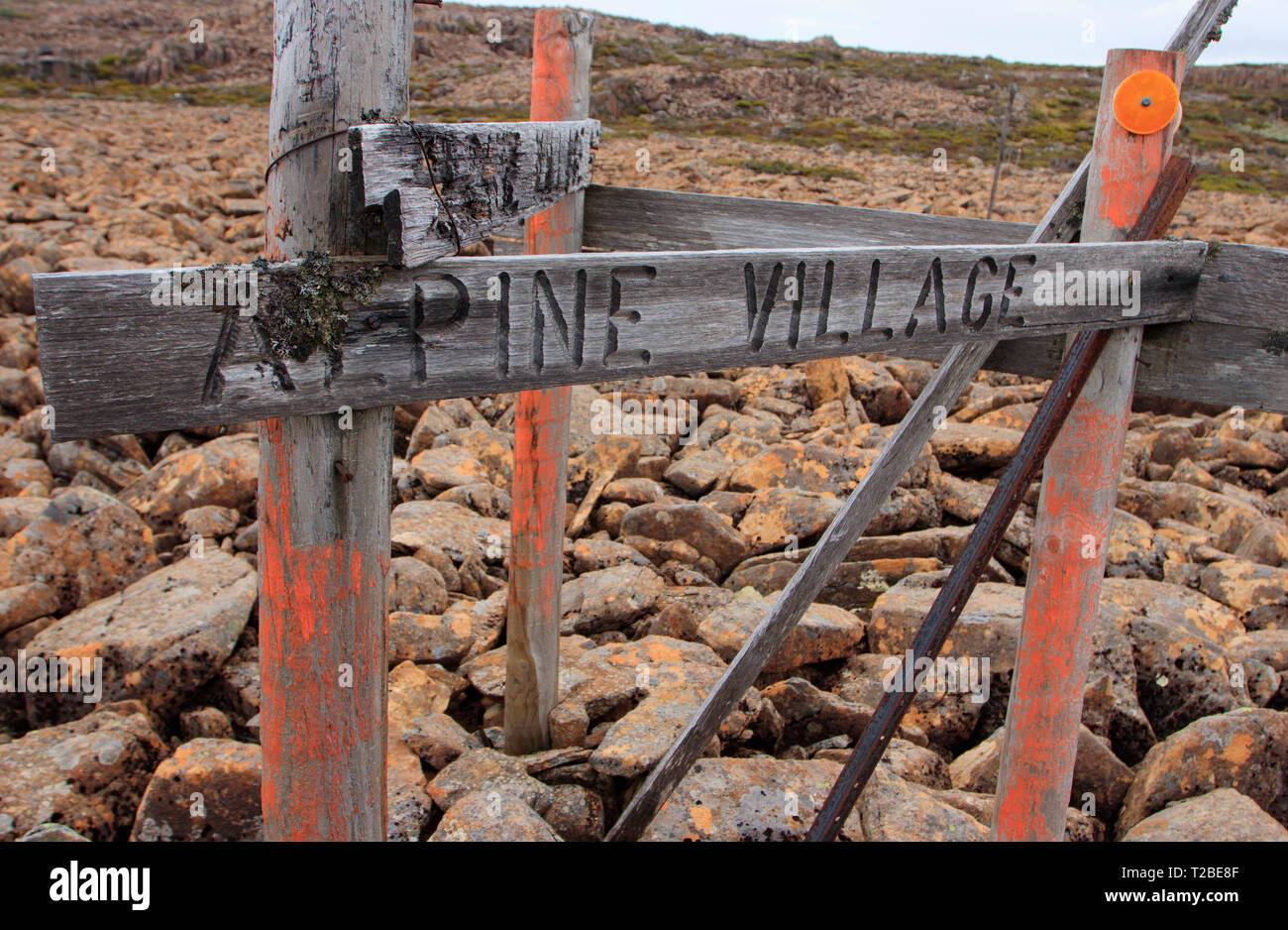 Segno per il villaggio alpino sul piccolo inferno passeggiate e sci di fondo in corrispondenza di Ben Lomond National Park nel nord della Tasmania. Foto Stock