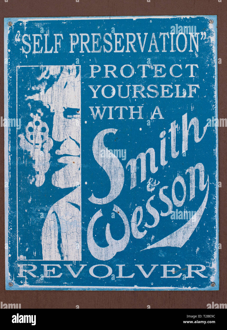 Vecchio retrò Smith and Wesson revolver annuncio che mostra una persona puntando verso il basso la canna della pistola Foto Stock