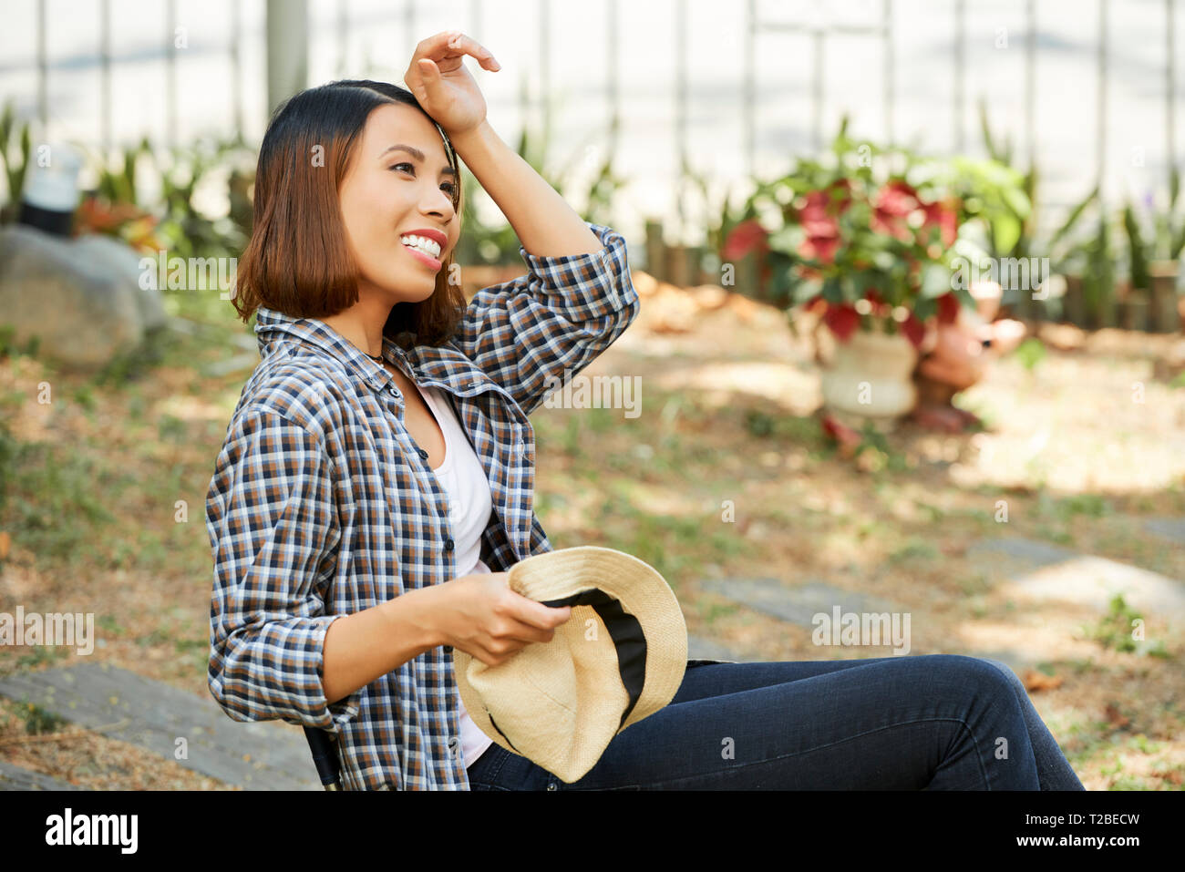 Stanco rendendo giardiniere femmina Foto Stock