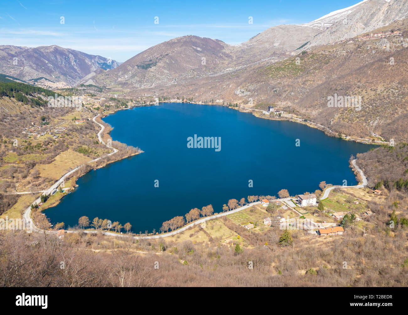 Scanno (Abruzzo, Italia) - Il borgo medievale di Scanno nelle montagne d'Abruzzo, provincia di L'Aquila, con il famoso cuore - lago di forma Foto Stock