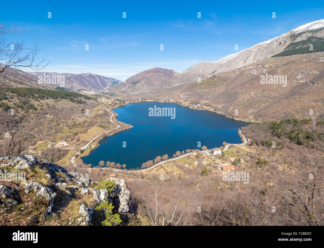 Scanno (Abruzzo, Italia) - Il borgo medievale di Scanno nelle montagne d'Abruzzo, provincia di L'Aquila, con il famoso cuore - lago di forma Foto Stock
