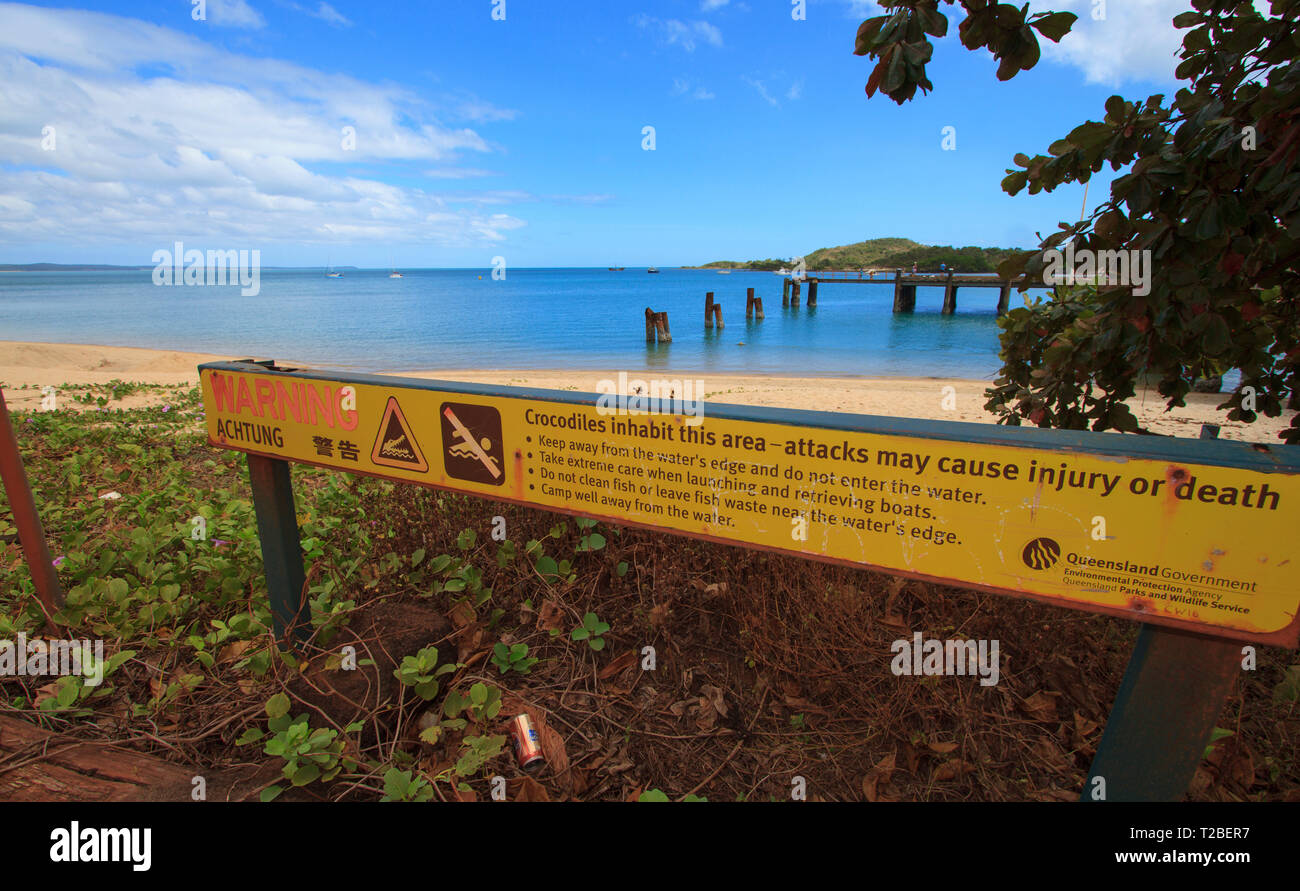 Crocodile segnale di avvertimento in prossimità Seisia molo Seisia Cape York, Queensland Australia. Esturian coccodrilli noto anche come coccodrilli di acqua salata. Foto Stock