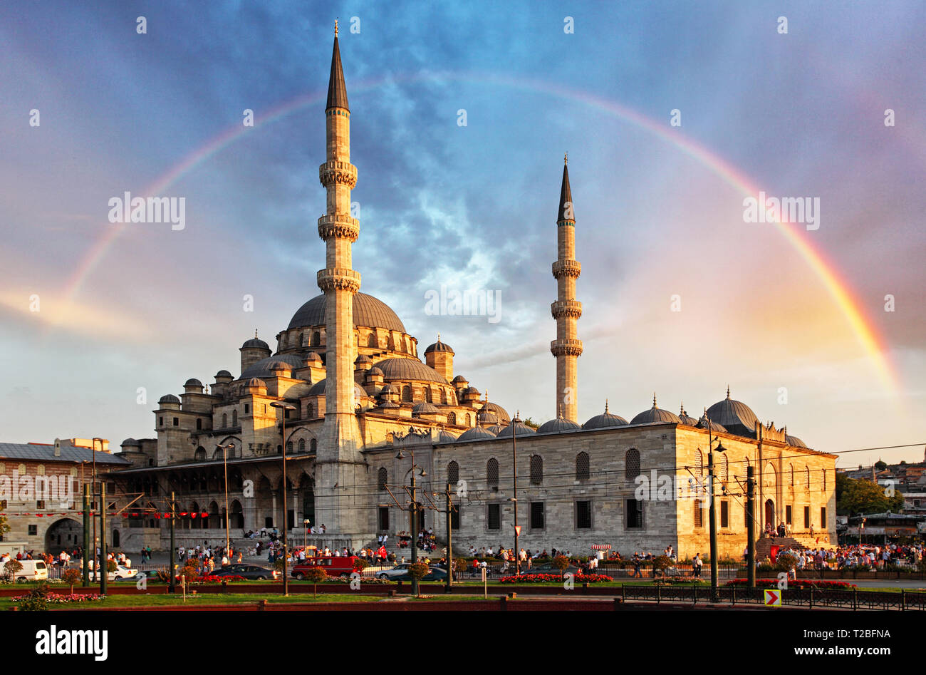 Istanbul - Nuova Moschea, Yeni Cami di sera con Rainbow, quartiere Eminonu, Turchia Foto Stock