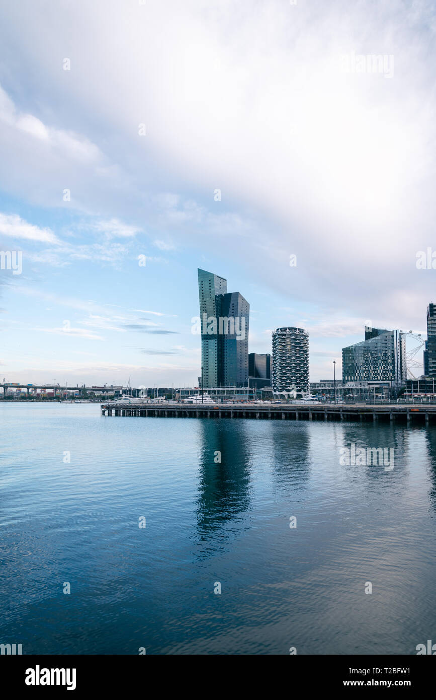 Questa foto è stata scattata con il traghetto da Portarlington a Melbourne gestito da Port Phillip Ferries. Essa dare altra vista della skyline di Melbourne. Foto Stock