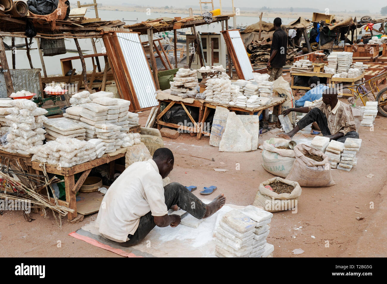 MALI, Mopti, commerciante vende il sale al mercato, la piastra di sale proviene dal camel caravan via da Tombouctou Taoudenni nel Sahara Foto Stock