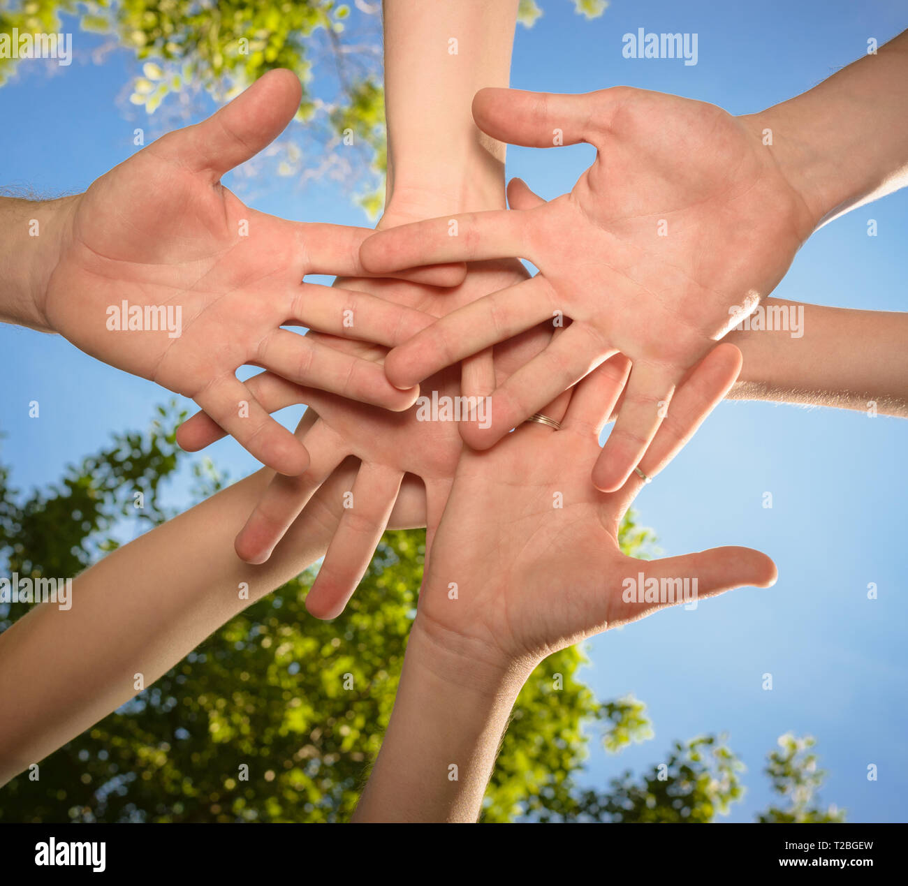 La gente le mani insieme Foto Stock