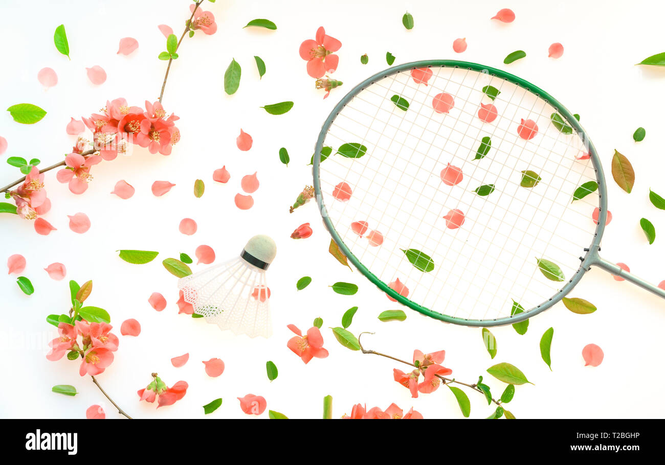 Badminton racchetta e volano con la primavera la decorazione floreale Foto Stock