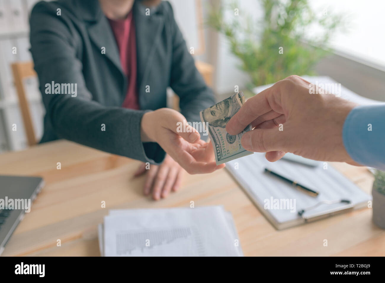 Business corrompere il denaro e la corruzione, l uomo che offrono denaro dollaro Usa carta moneta a femmina persona d'affari Foto Stock