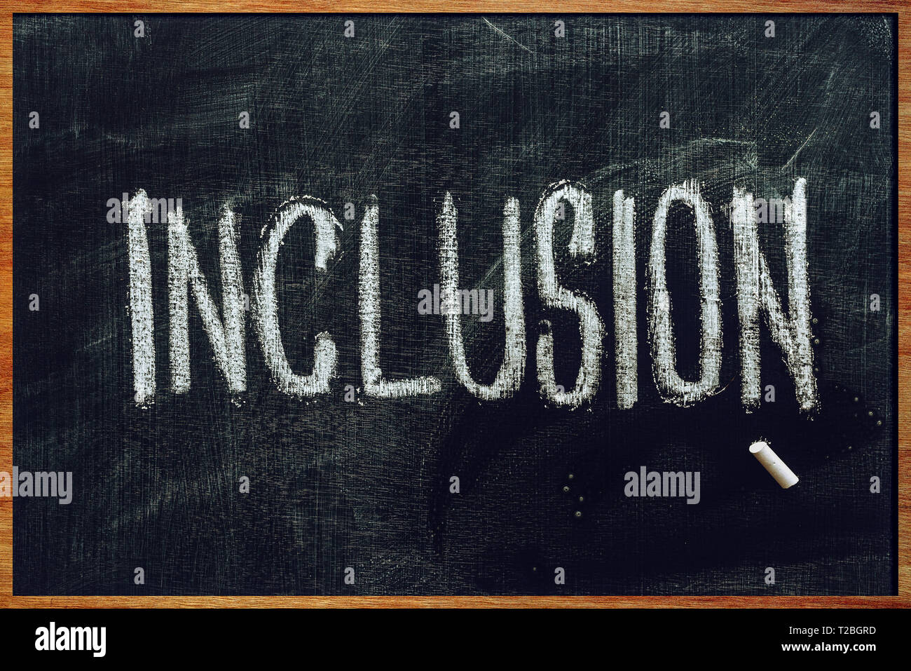 Inclusione di parola sulla scuola di blackboard scritto con un gessetto, educazione inclusiva Foto Stock