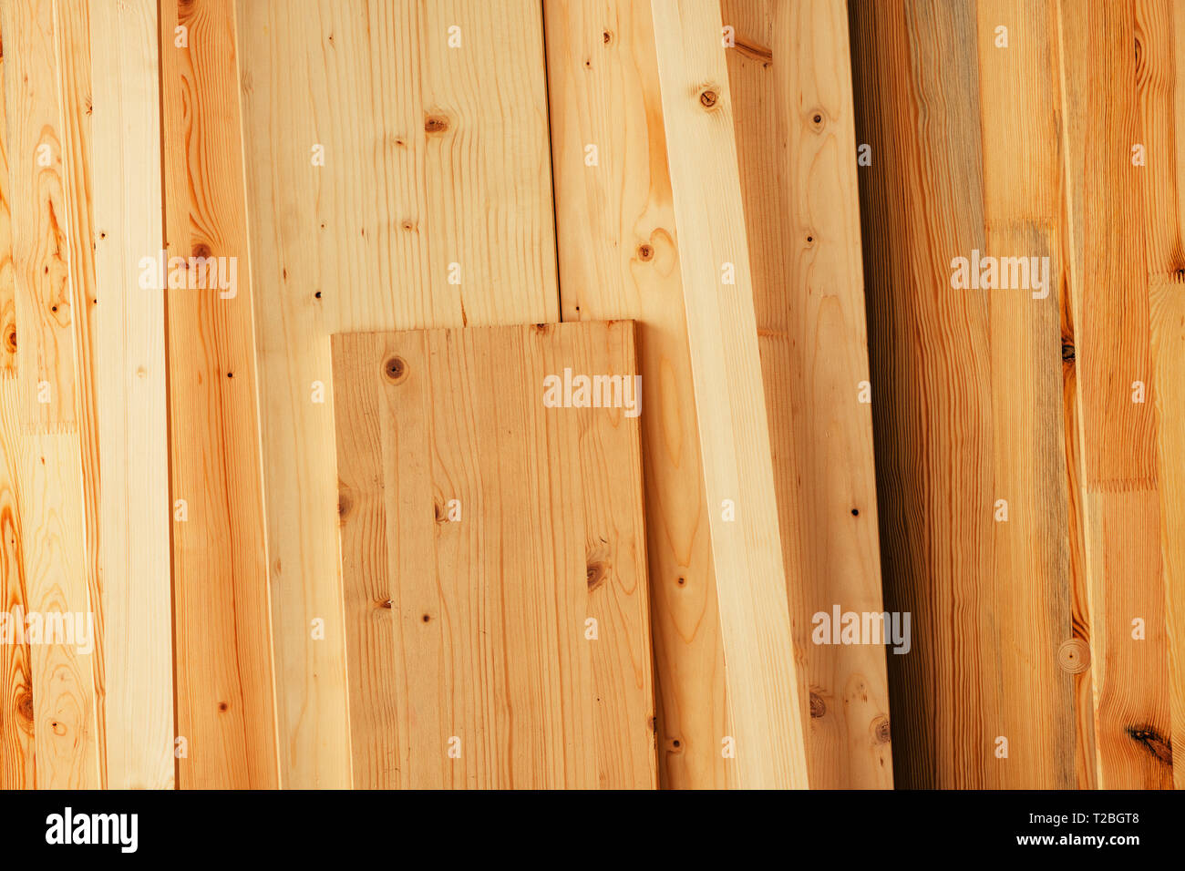 Pino tavolato di legno listoni in officina pronto per essere utilizzato per rivestimenti in legno per pavimenti Foto Stock