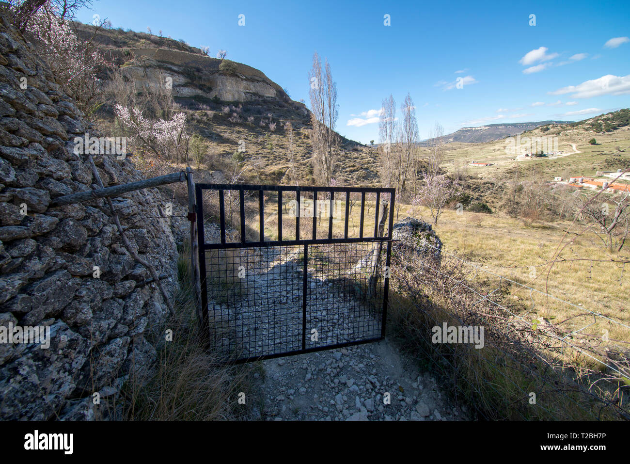 Porta sul sentiero escursionistico attorno a Morella una giornata soleggiata, Spagna Foto Stock