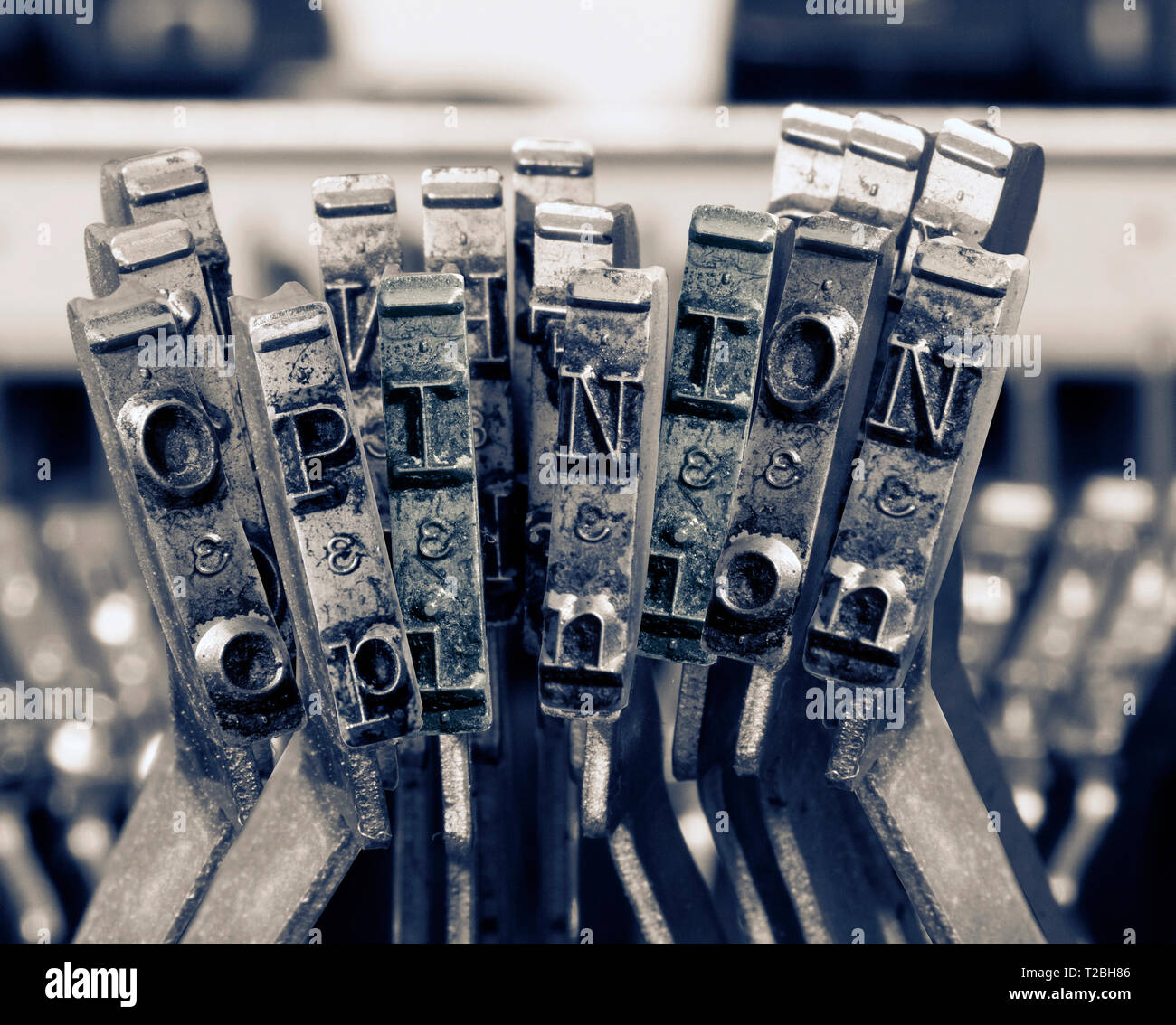 Il parere di parola con le vecchie chiavi typwriter monocromatico Foto Stock