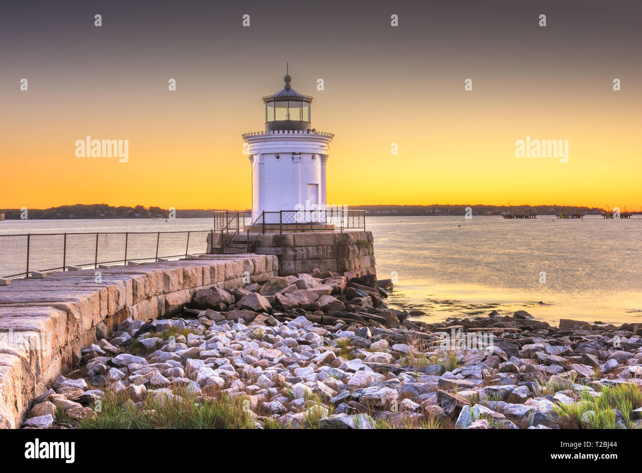 A sud di Portland, Maine, Stati Uniti d'America con il Portland Breakwater luce all'alba. Foto Stock