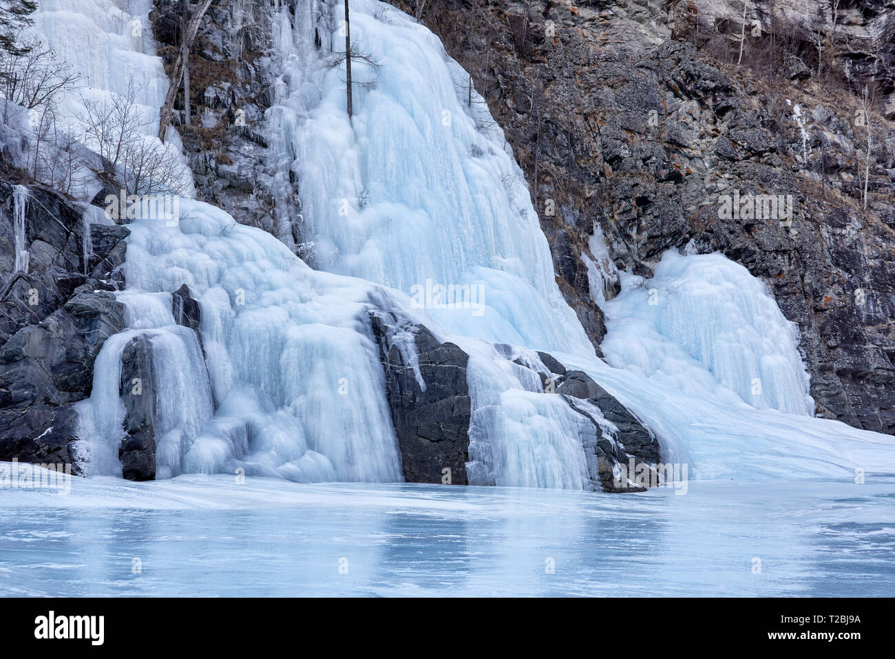 Fairy su cascate di ghiaccio è risultato di congelamento della caduta di piccoli flussi negativi a temperature ambiente. La formazione delle bizzarre forme di congelati acqua a molla Foto Stock
