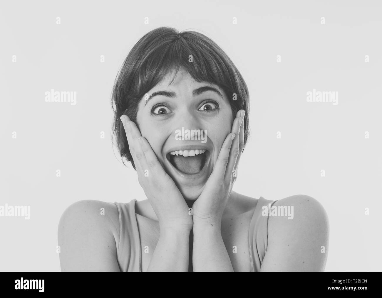 Bianco e nero ritratto di bella donna scioccato udito la Buona Novella o avendo grande successo con sorpresa e felice faccia. L'espressione del viso umano, Foto Stock