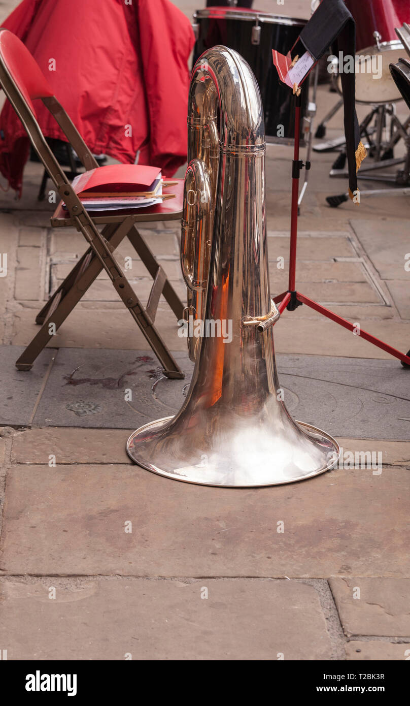 Una tuba in ottone sulla terra mentre la Pittington Brass Band eseguire nella Piazza del Mercato di Durham,l'Inghilterra,UK Foto Stock