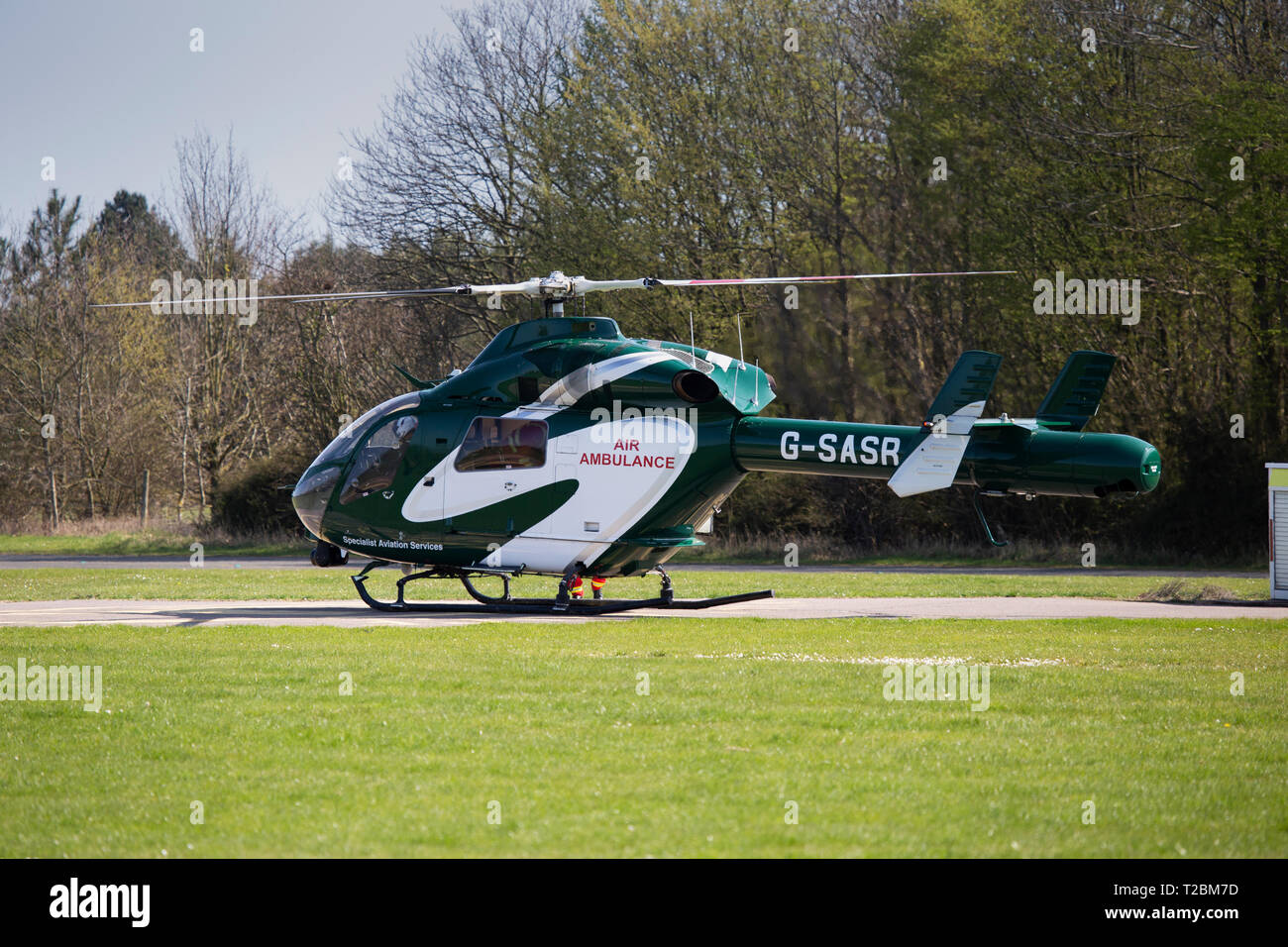 Funzionamento in elicottero per Essex & Herts Air Ambulance decollare da Earls Colne Aerodrome in Essex in una bella giornata di primavera Foto Stock