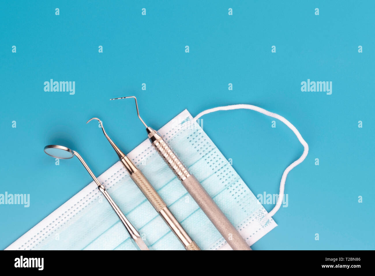 Dentista attrezzature mediche strumenti in studio dentistico su sfondo blu. Foto Stock