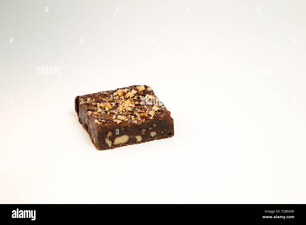 Fetta di nocciola brownie cake isolati su sfondo bianco, nessuna ombra Foto Stock