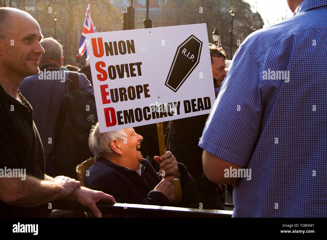 29 marzo 2019 il giorno in cui la Gran Bretagna era destinata a lasciare l'UE. Lasciare significa lasciare lungo con il UKip hanno organizzato raduni vicino al Parlamento, Londra Foto Stock