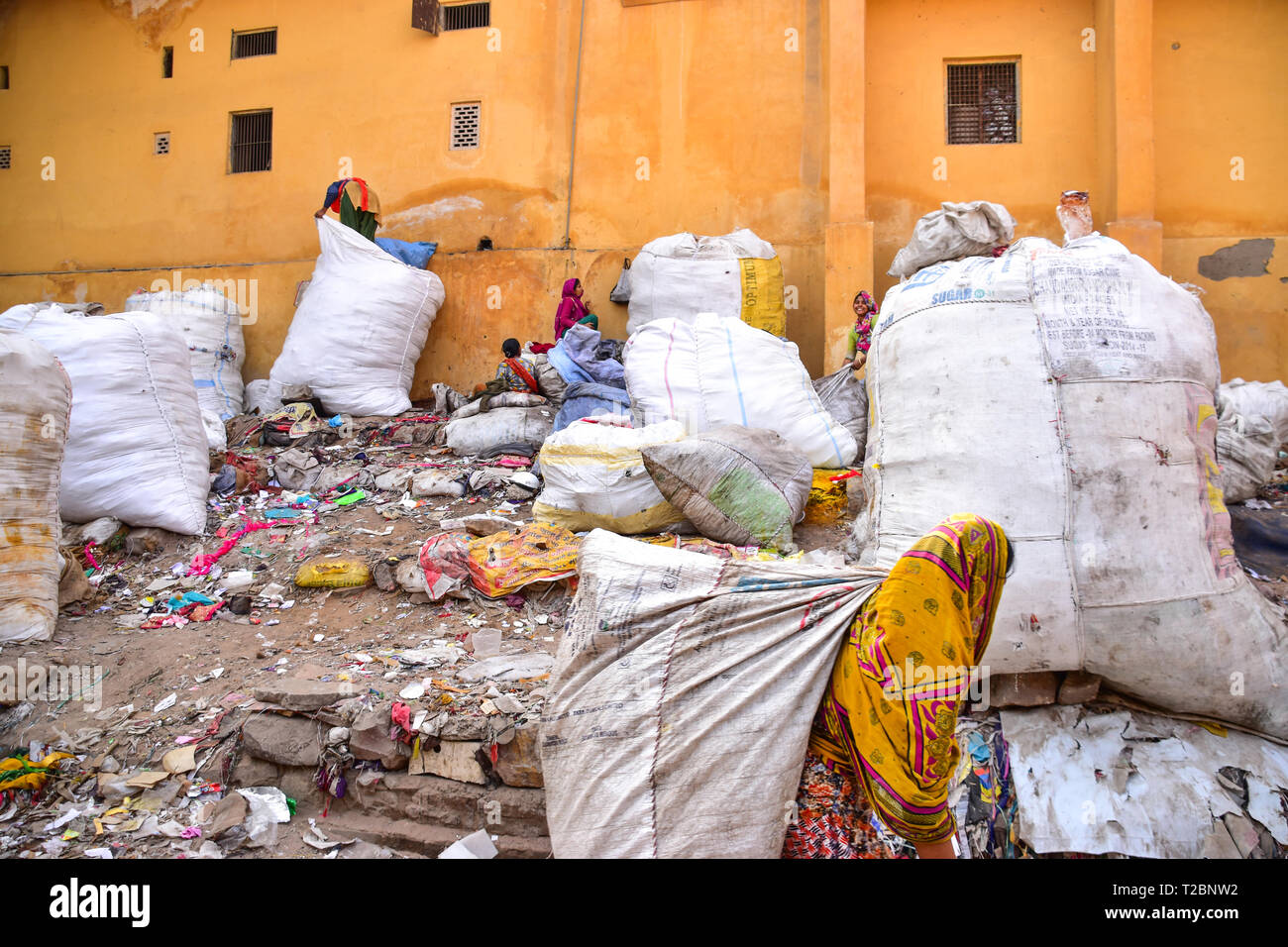Le donne indiane la raccolta di rifiuti, Jaipur, Rajasthan, India Foto Stock