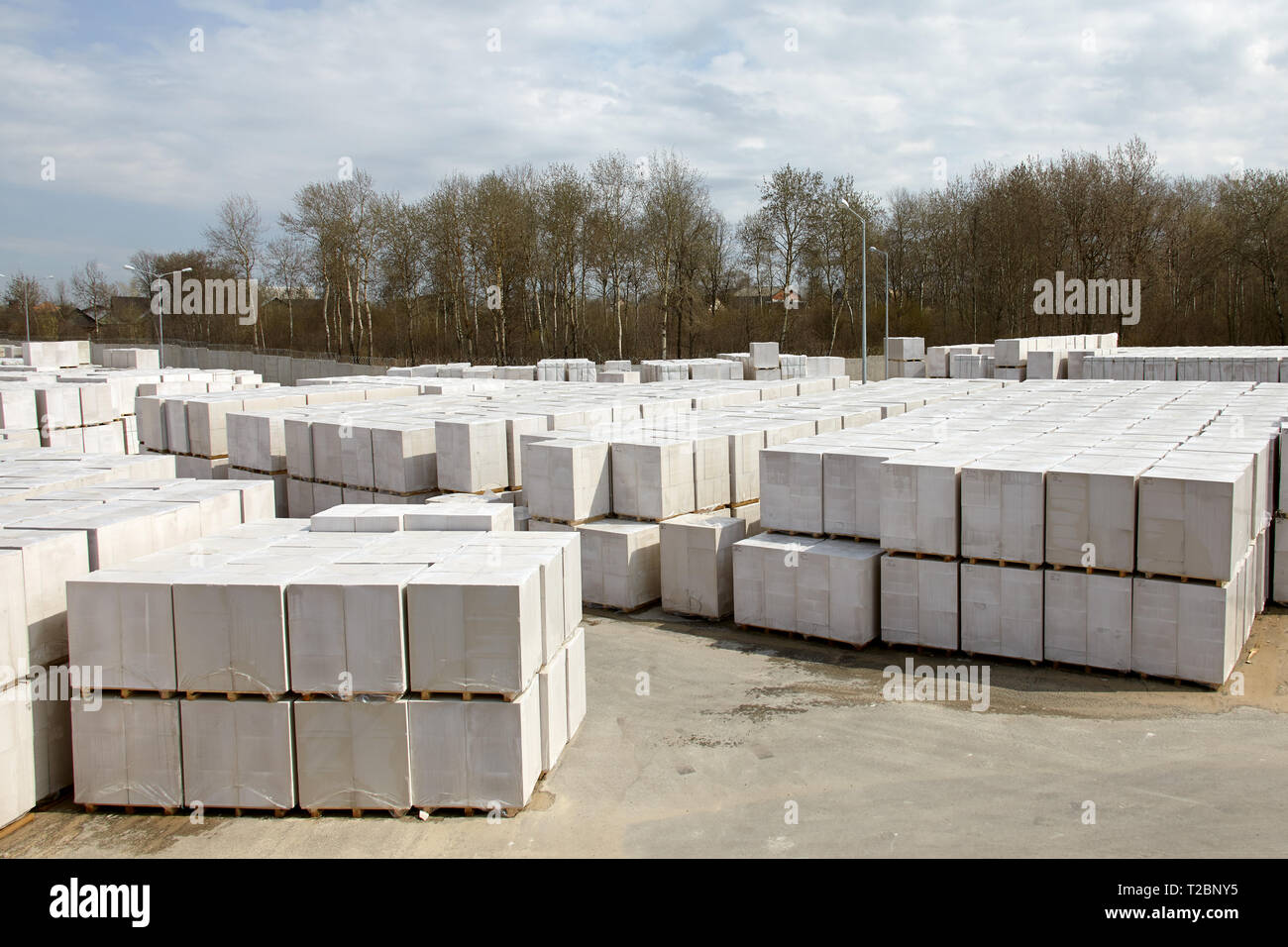 Vista della fabbrica di produzione di vegetali autoclavato calcestruzzo aerato. Molti pacchetti di blocchi su pallet mettere uno sull'altro in un magazzino esterno. Vista superiore Foto Stock