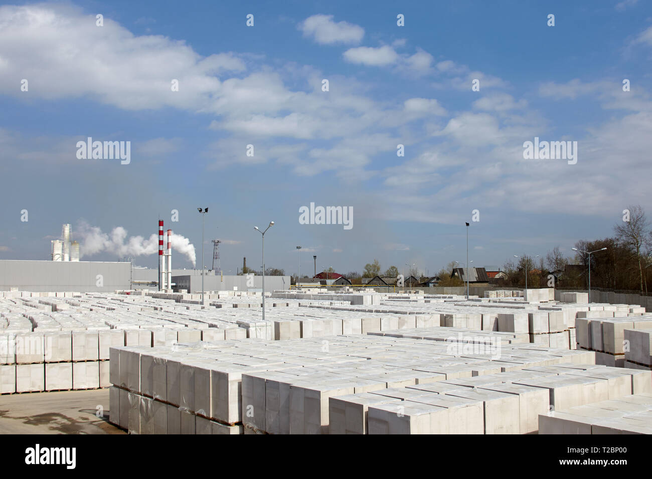Vista della fabbrica di produzione di vegetali autoclavato calcestruzzo aerato. Molti pacchetti di blocchi su pallet mettere uno sull'altro in un magazzino esterno. Vista superiore Foto Stock