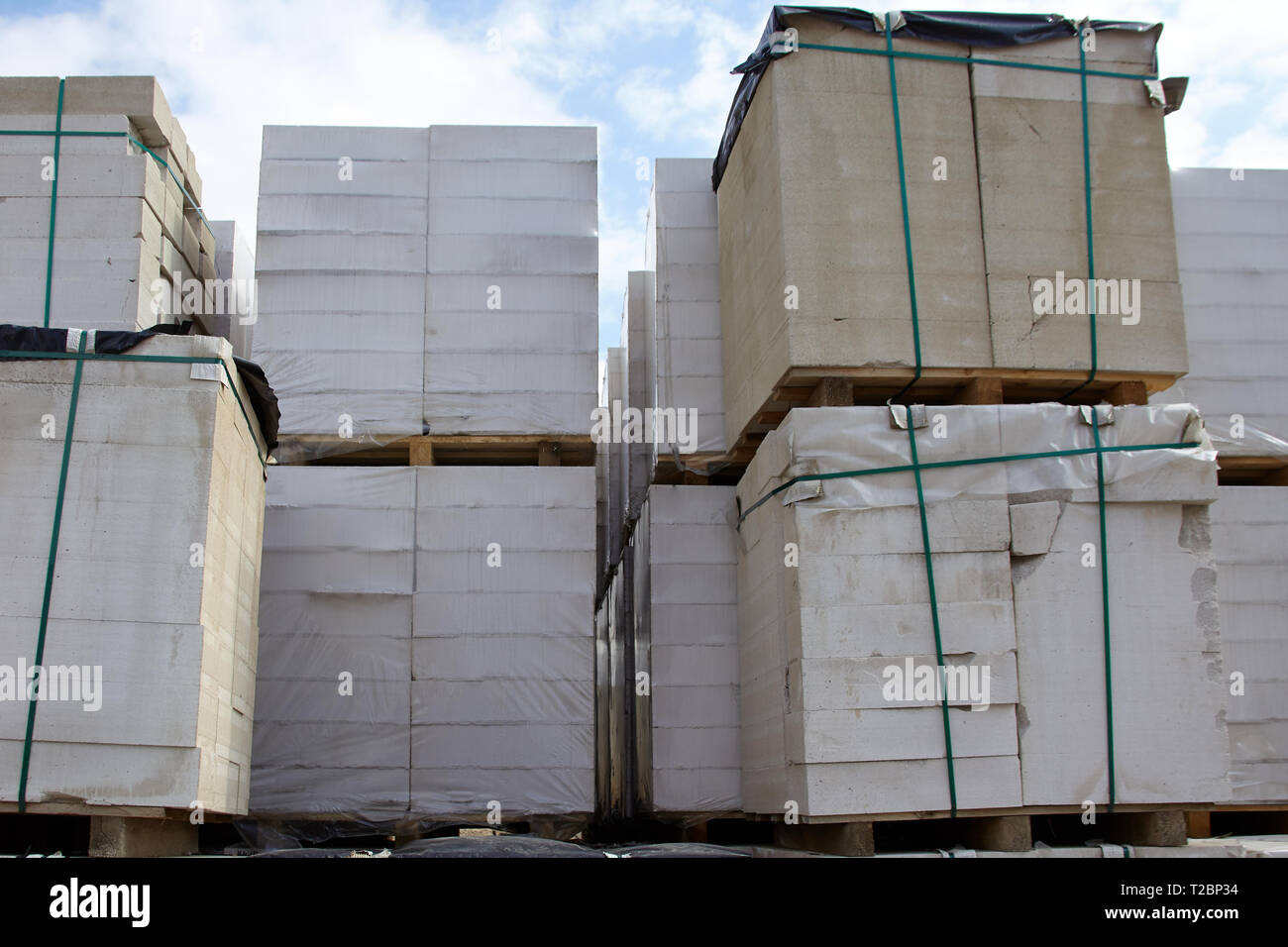 Nuovo cemento cellulare blocchi sul pallet stoccati in magazzino Foto Stock