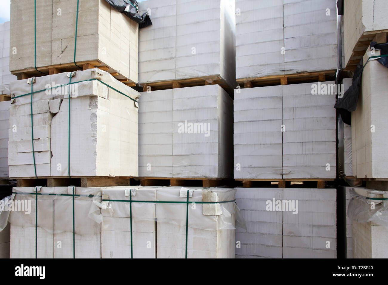 Nuovo cemento cellulare blocchi sul pallet stoccati in magazzino Foto Stock
