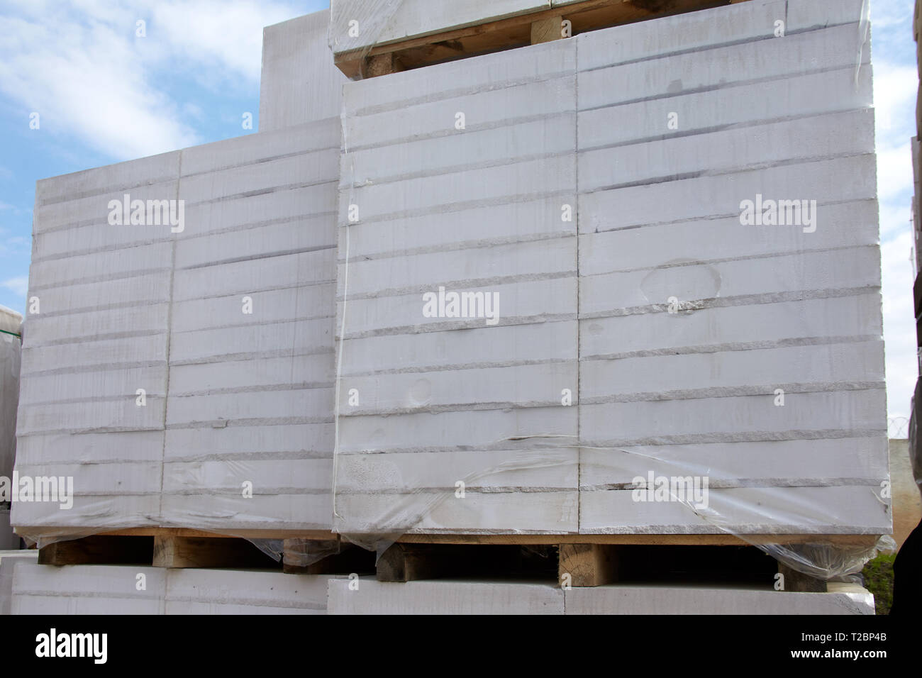 Il cemento cellulare blocchi sul pallet stoccati in magazzino Foto Stock