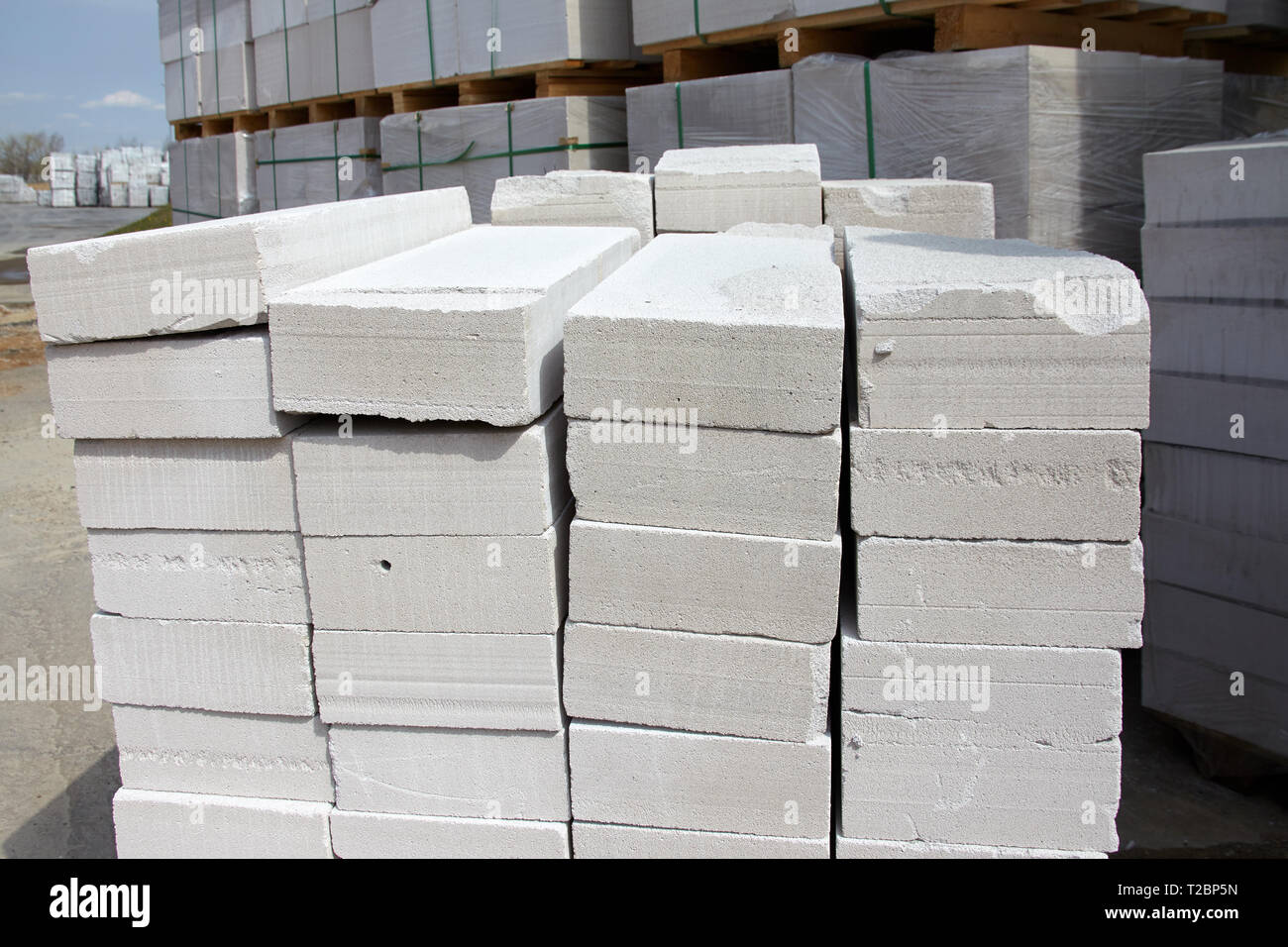 Il cemento cellulare blocchi sul pallet stoccati in magazzino Foto Stock