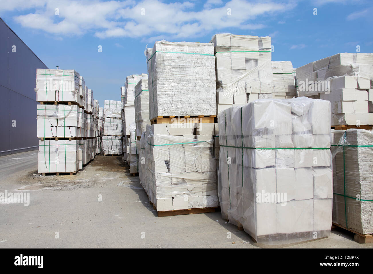 Aerato difettoso di blocchi in calcestruzzo su pallet stoccati in magazzino Foto Stock
