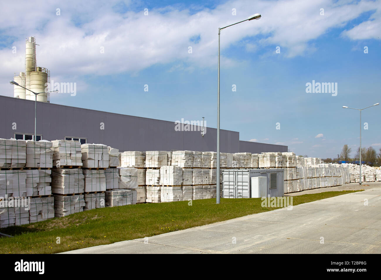 Aerato difettoso di blocchi in calcestruzzo su pallet di fronte di fabbrica Foto Stock