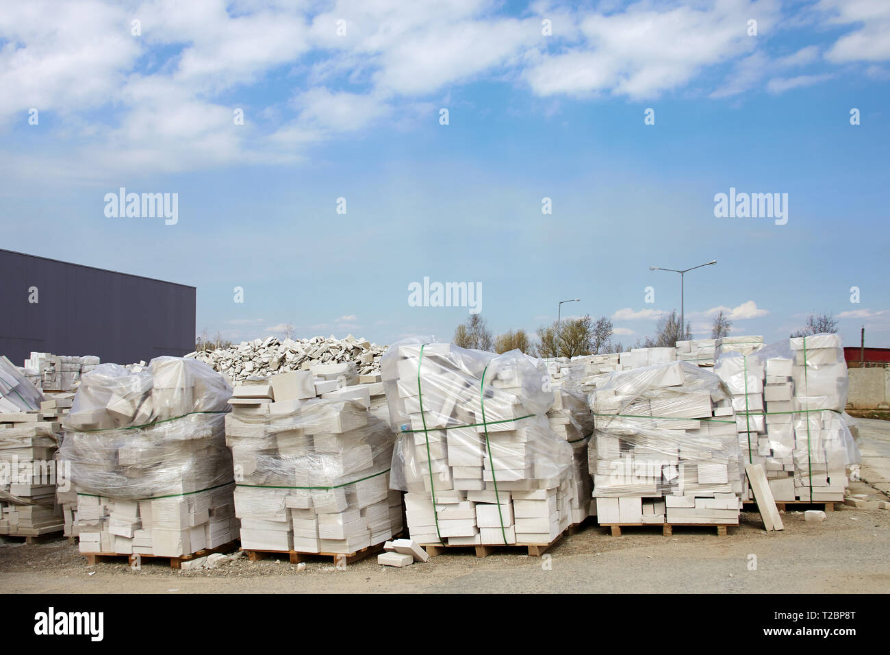Aerato difettoso di blocchi in calcestruzzo su pallet stoccati in magazzino Foto Stock