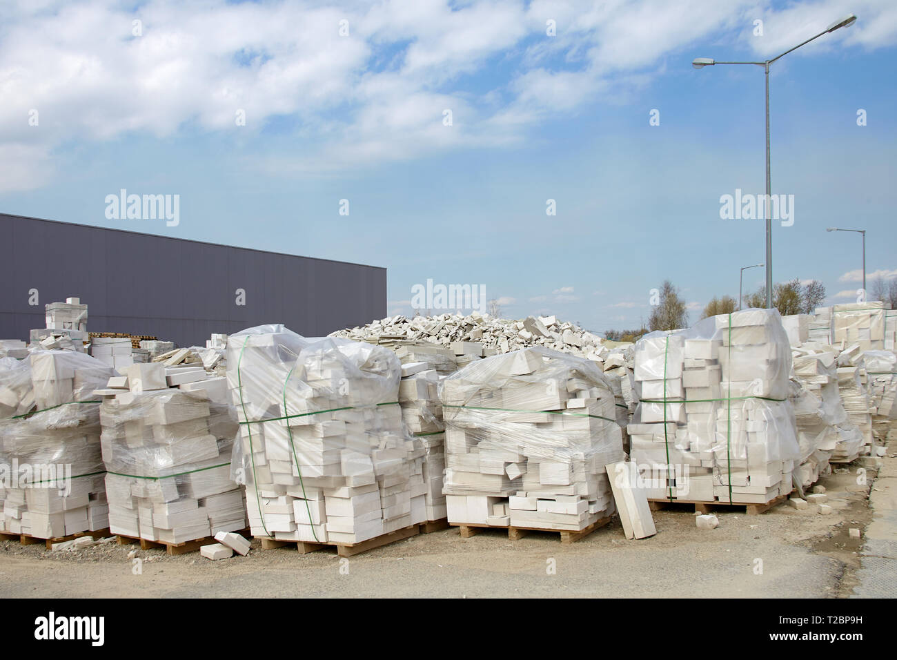 Aerato difettoso di blocchi in calcestruzzo su pallet stoccati in magazzino Foto Stock