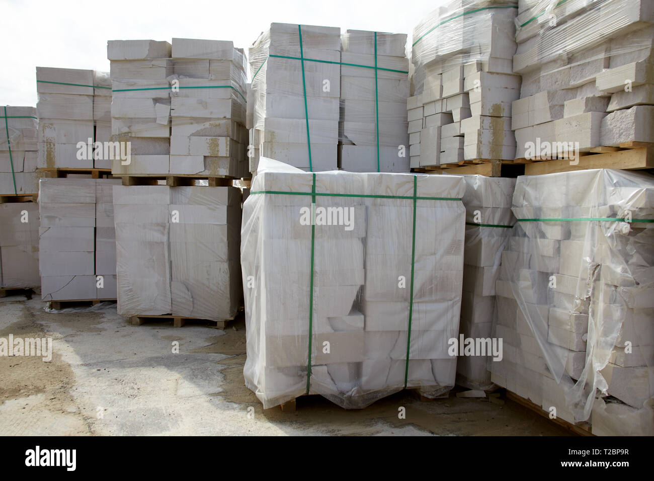 Aerato difettoso di blocchi in calcestruzzo su pallet stoccati in magazzino Foto Stock