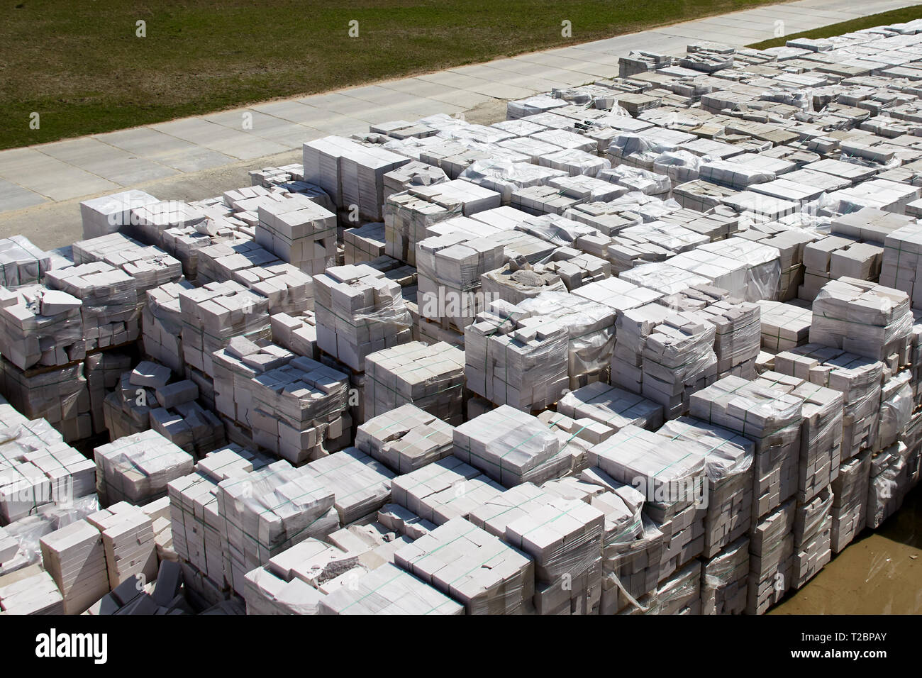 Vista aerea del aerato autoclavato blocchi in calcestruzzo, sia difettoso e buona, su pallet, conservati in magazzino in fabbrica Foto Stock