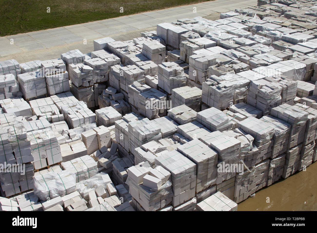 Vista aerea del aerato autoclavato blocchi in calcestruzzo, sia difettoso e buona, su pallet, conservati in magazzino in fabbrica Foto Stock