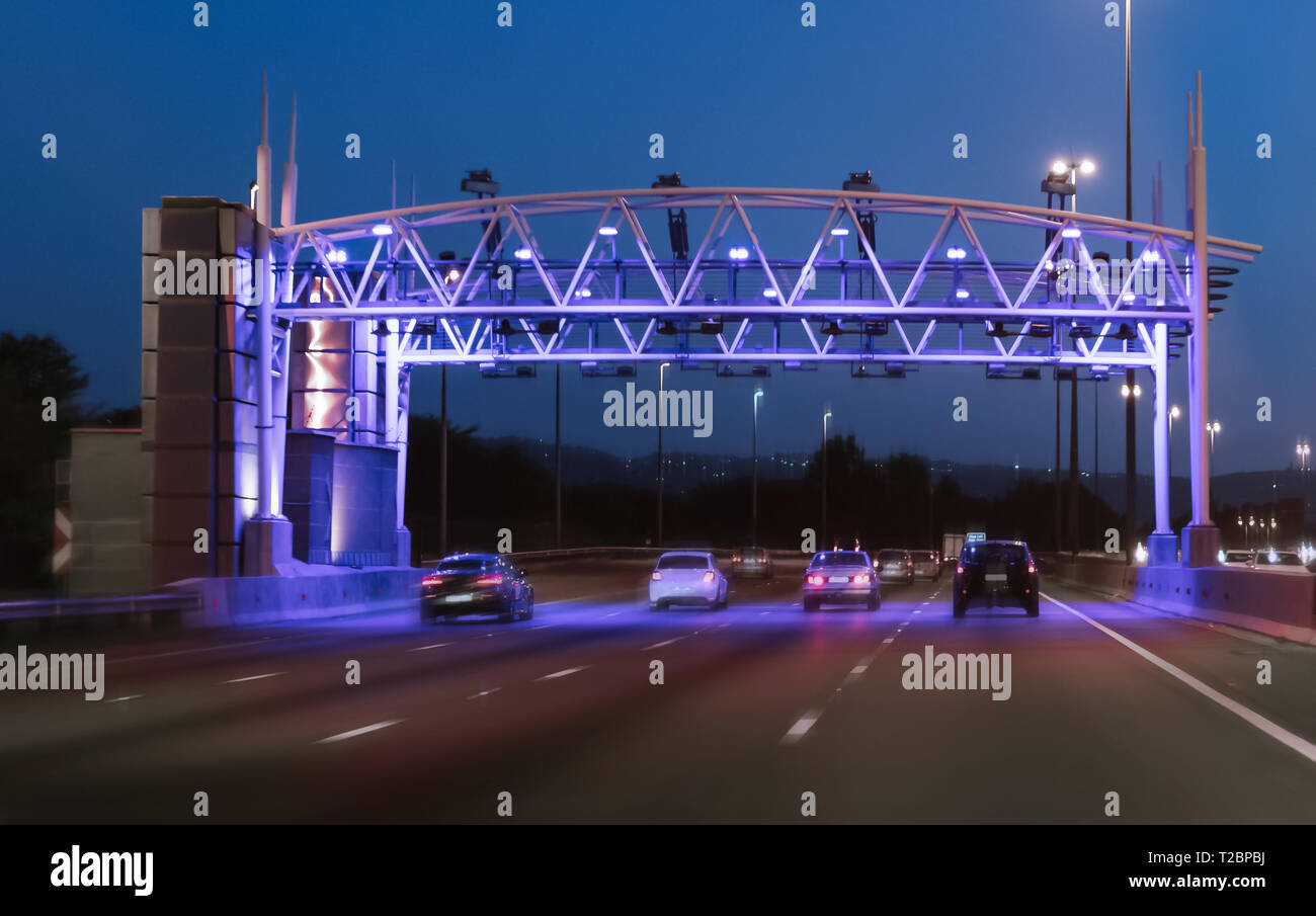 Johannesburg Gauteng, Sud Africa - Marzo 30th, 2019. Controverso e pedaggio gantry,cancello su una grande autostrada. Scattata di notte per mostrare il famigerato blue Foto Stock