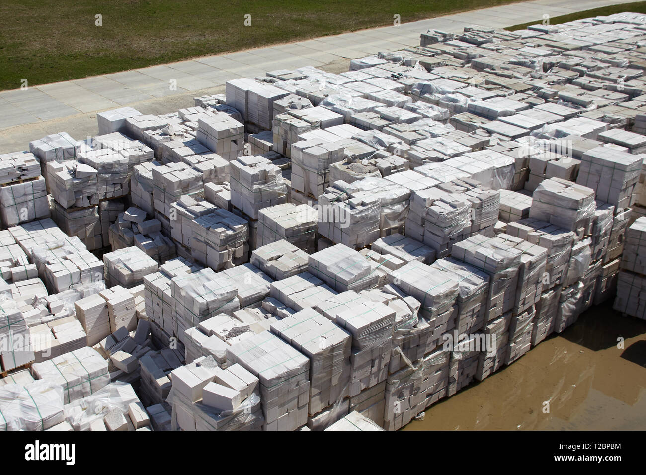 Vista aerea del aerato autoclavato blocchi in calcestruzzo, sia difettoso e buona, su pallet, conservati in magazzino in fabbrica Foto Stock