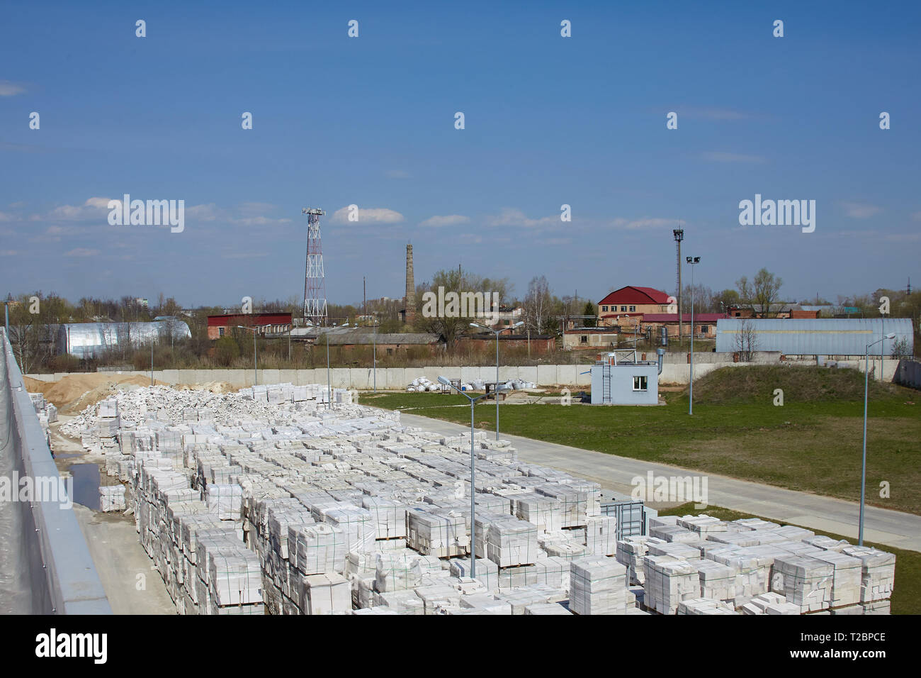 Vista della fabbrica di produzione di vegetali autoclavato calcestruzzo aerato. Molti pacchetti di blocchi su pallet mettere uno sull'altro in un magazzino esterno. Vista superiore Foto Stock