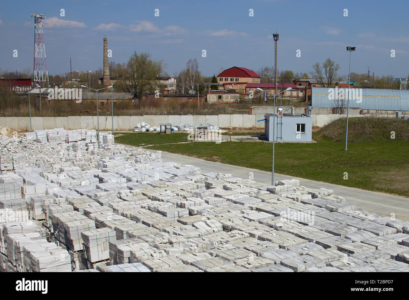 Molti pacchetti di autoclavato calcestruzzo aerato su pallet mettere uno sull'altro su un esterno di magazzino di fabbrica. Vista superiore della zona industriale. Foto Stock
