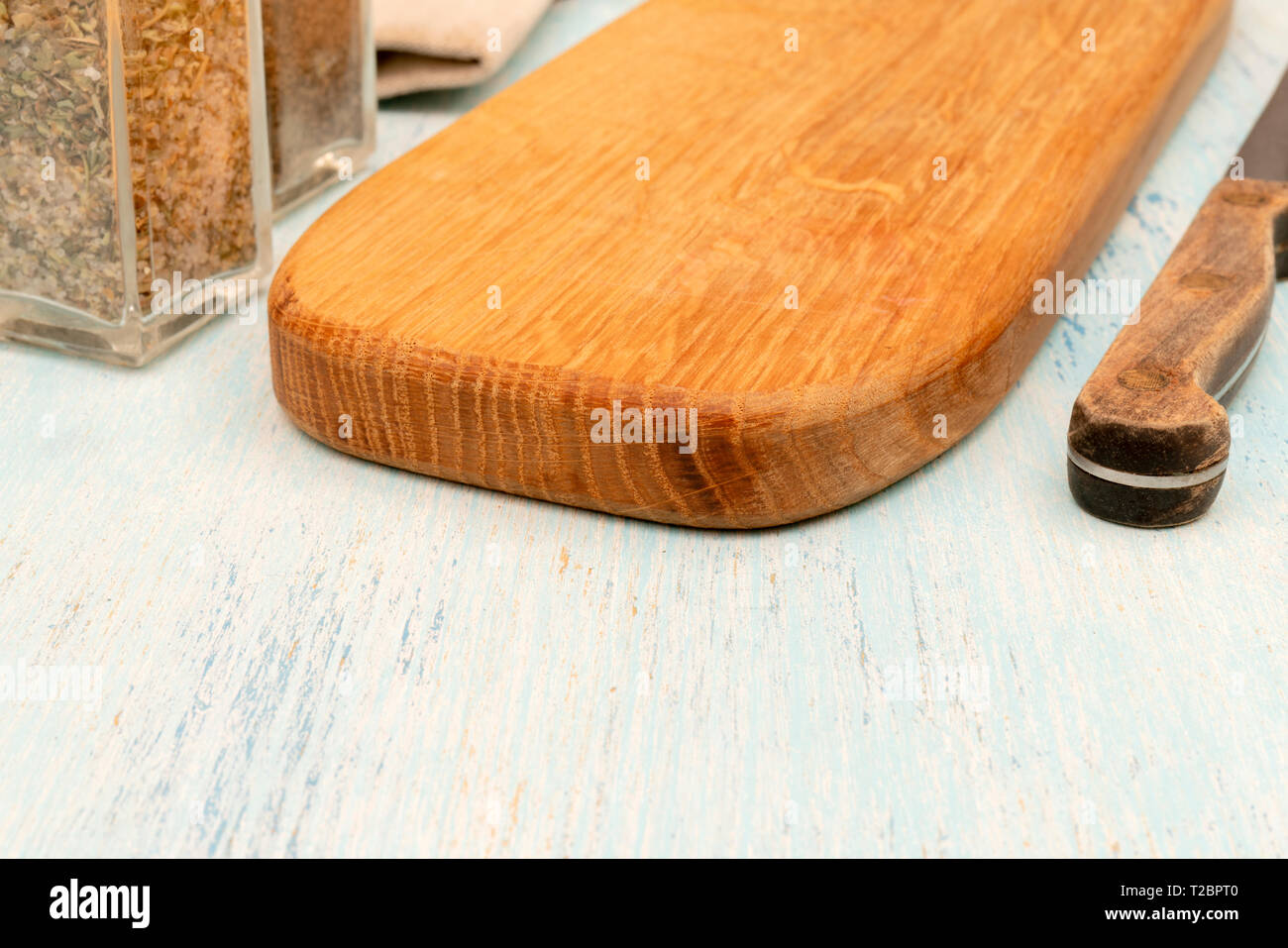 In legno di rovere scheda di taglio. Stoviglie. Copia dello spazio. Foto Stock