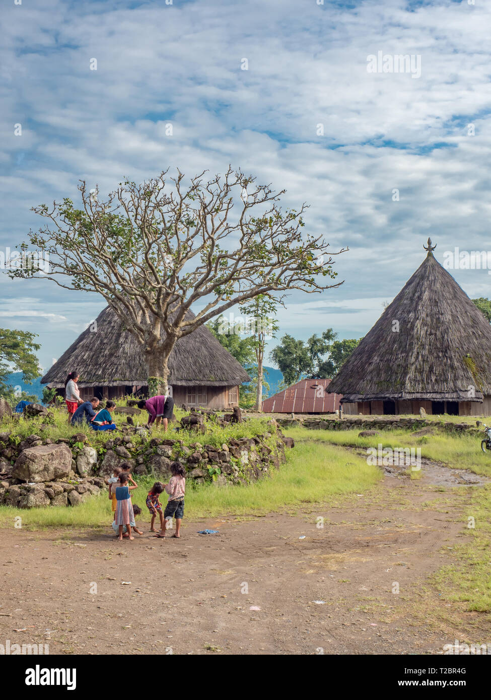 Ruteng Puu villaggio tradizionale, sull isola di Flores, Indonesia. Famiglia indonesiano facendo visita al locale tombe dei loro antenati. Asia rurale lifestyle Foto Stock