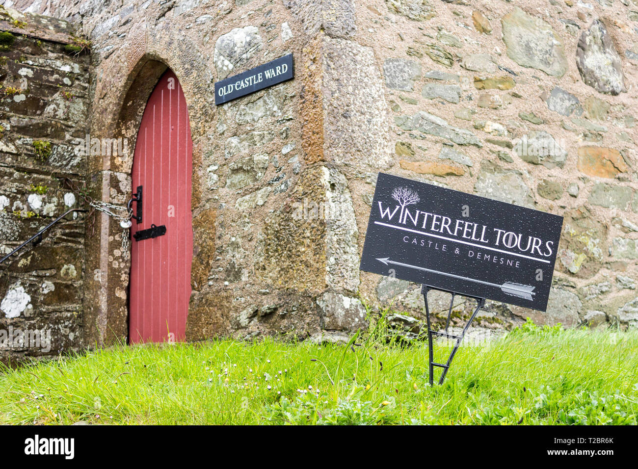 Strangford, Irlanda del Nord. Winterfell Tours segno a Castle Ward, una famosa location del film per la TV di fantasia show Game di Troni Foto Stock