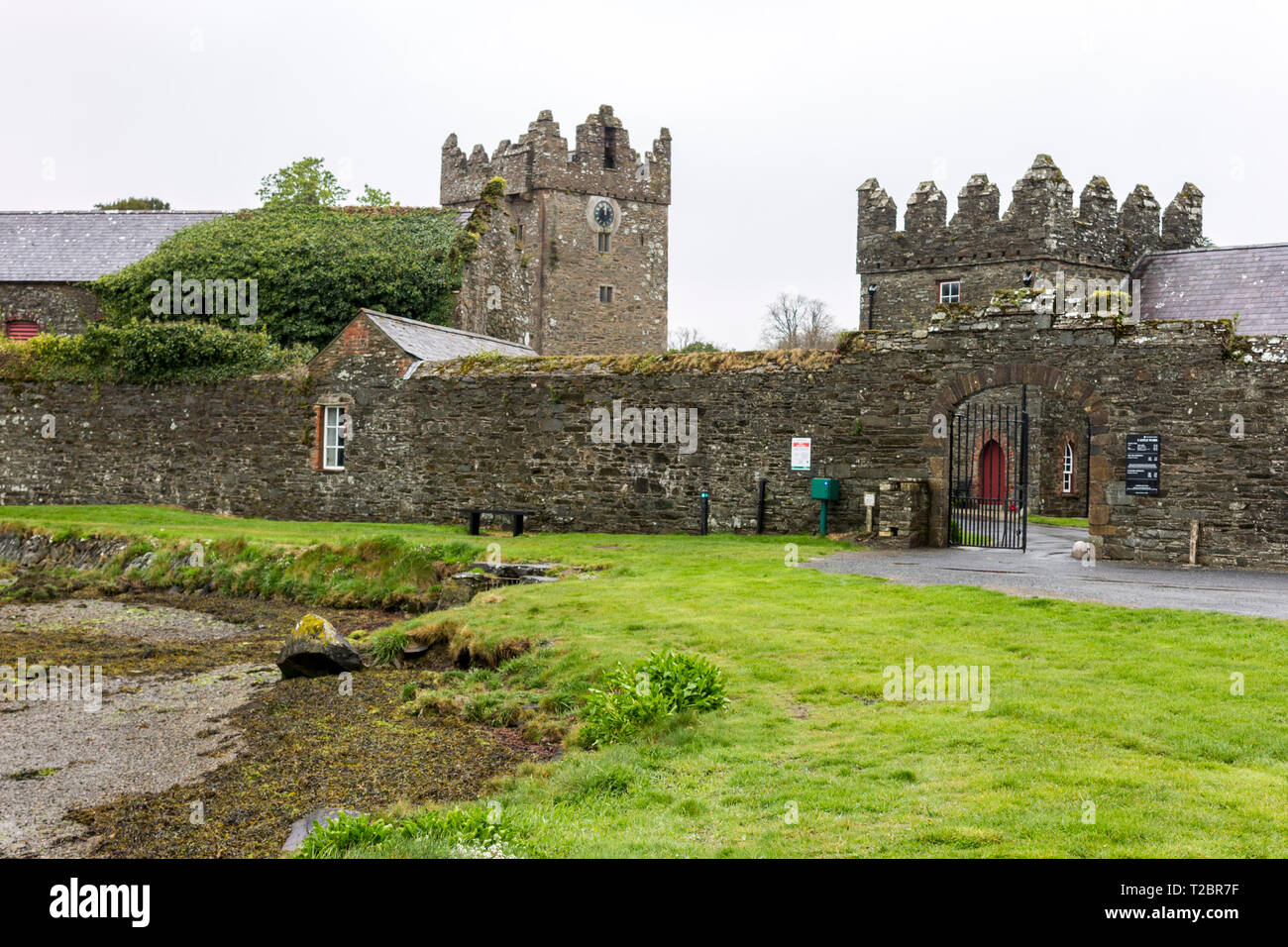 Strangford, Irlanda del Nord. La casa a torre e il cortile a Castle Ward, una famosa location del film di fantasia di spettacoli TV Foto Stock